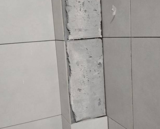 贵溪瓷砖空鼓维修公司分享下瓷砖施工前基层浇水润湿程度不足，可能导致以下问题